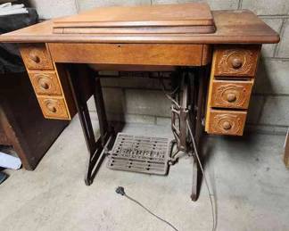 ABS170 - Vintage Singer Sewing Machine 