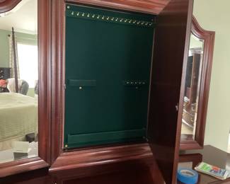 Thomasville Dresser has jewelry storage mirror