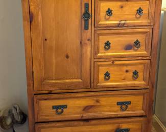 Gentlemans gest with wrought iron handles 