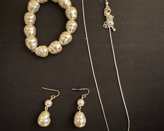 Pearl necklace, earring and bracelet set 