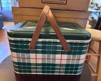 Color ware Metal Basket