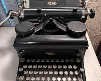 Royal KHM Typewriter 