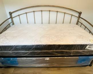 Daybed w/ mattresses