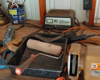 Battery charger staple guns 