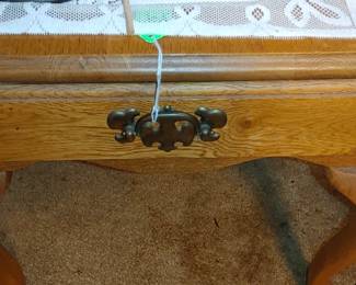 Pair of pretty Oak Queen ann end tables