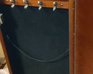 Each side opens up for necklaces