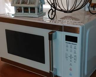 Nice white & stainless steel Hamilton Beach 1.1 cu. ft. Countertop Microwave Oven, 1000 Watts