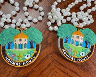 Jewelry Lot#5 Houmas House Plantation Tour plastic necklace, 2-3" pendant