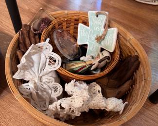 Small basket of spiritual figurines, lace angels