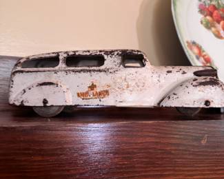 Wyandotte Toys metal ambulance missing a wheel 10"L