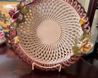 Capodimonte-style lattice bowl, some ships to each flower 10"W
