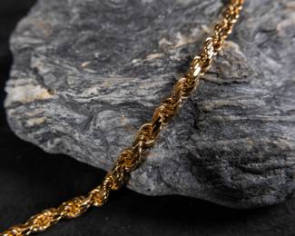 A stunning solid 18kt gold bracelet in original box. Total approx. weight is 26.57 grams and measures 9''.