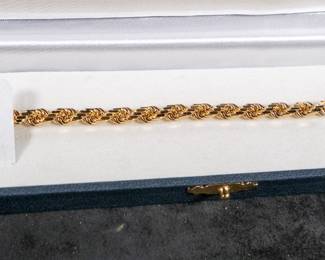 A stunning solid 18kt gold bracelet in original box. Total approx. weight is 26.57 grams and measures 9''.