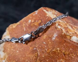 Italian sterling silver chain in like-new condition. Total approx. weight is 89 grams and measures 28''.