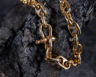 A stunning solid 18kt gold chain in original box. Total approx. weight is 88.81 grams and measures 24''.