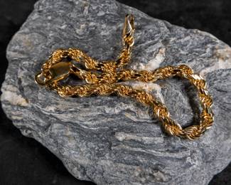 A stunning solid 18kt gold bracelet in original box. Total approx. weight is 26.57 grams and measures 9''.