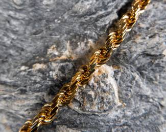 A stunning solid 18kt gold bracelet in original box. Total approx. weight is 26.57 grams and measures 9''.