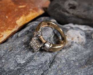 14kt gold diamond ring with over 1ct of real diamonds. Makers mark "LID" with an total approx. weight of 7.34 grams. Size 7.5.