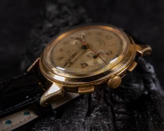 Telda Swiss chronograph watch, circa 1960s. Cal. Venus 188, 38mm jumbo crab case. 38mm diameter of the case without pushers and crown. 48mm from lug to lug. 12mm thickness with the glass. 18mm lug width. Mechanical movement, manual winding and in working order with new strap. Shows signs of age and wear, see photos.