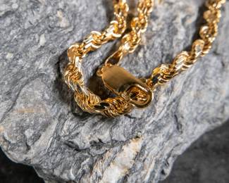 A stunning solid 18kt gold bracelet in original box. Total approx. weight is 26.57 grams and measures 9''.