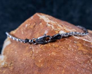 Italian sterling silver chain in like-new condition. Total approx. weight is 89 grams and measures 28''.