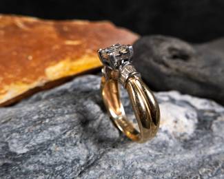 14kt gold diamond ring with over 1ct of real diamonds. Makers mark "LID" with an total approx. weight of 7.34 grams. Size 7.5.