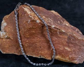 Italian sterling silver chain in like-new condition. Total approx. weight is 89 grams and measures 28''.
