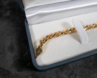 A stunning solid 18kt gold bracelet in original box. Total approx. weight is 26.57 grams and measures 9''.