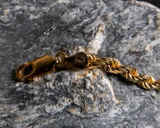 A stunning solid 18kt gold bracelet in original box. Total approx. weight is 26.57 grams and measures 9''.