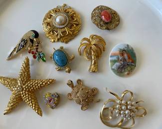 Lot 4352 Vintage Brooch Pin Lot