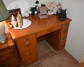 Begin Middle Bedroom Close Up Photos