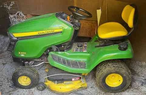 John Deere Riding Lawn Mower X300 * The Edge Mulch Cutting System 42”
