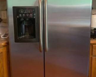 GE side by side refrigerator. Ice maker doesn't work. 69 x 36 x 28