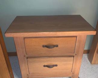 Kincaid Furniture Co side table. 27 x 28 x 16. Matches 1028, 1031, 1036 and 1047