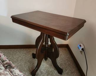 Table 28 x 28 x 18 very nice