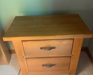 Kincaid Furniture Co. side table. 27 x 28 x 16. Matches lots 1028, 1029, 1036 and 1047