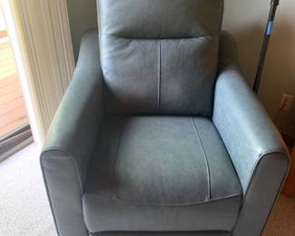 Flexsteel 3 year old like new, adjustable head rest, leather electric recliner