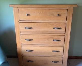 Kincaid Furniture Co chest of drawers. 5 drawers. 55 x 44 x 20. Matches lots 1028, 1029, 1031 and 1047