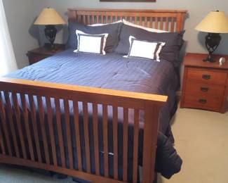 Beautiful 5 piece Bassett Queen bedroom set.