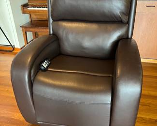 Golden Technologies leather recliner and lift chair in excellent condition