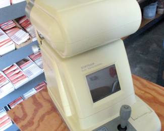 XINYUAN Refractometer used by opticians for eye exams. 