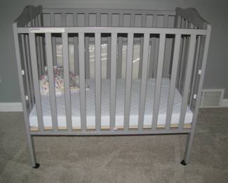 Folding crib