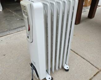 DeLonghi Rolling Radiator Style Space Heater - Radiant Heat 