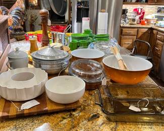 Baking items, vintage Pyrex