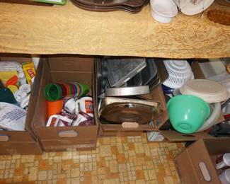 bakeware, plastic ware