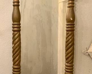 Antique Classical Guildwood Pier mirror. (22”W  x 36”H”)