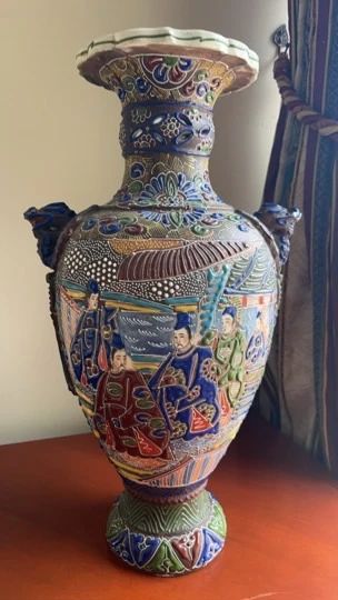 LC136VVintage Japanese Satsuma Pottery Vase