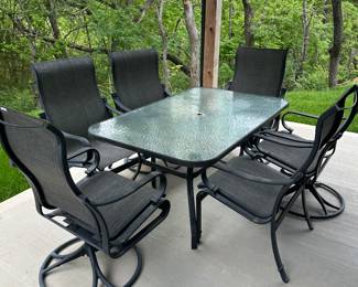 Nice patio set 6 chairs 2 are rockers 