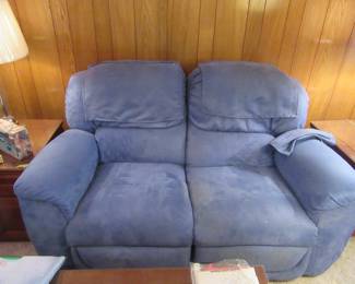 Two-seater recliner.