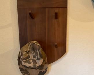Hanging wall hat rack